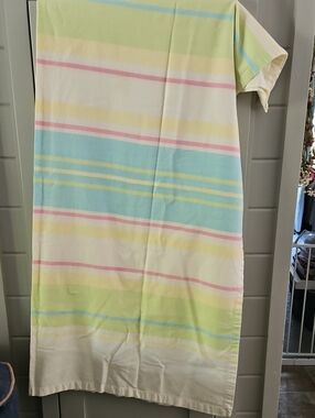 Tag 100% Cotton Stripe Cream Fabric Label Close-Up 48x 51.5